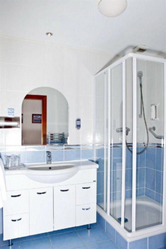Grand Hotel Kempinski High Tatras Strbske Pleso Exterior photo A shower cubicle